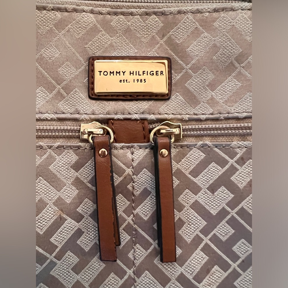 Tommy Hilfiger Crossbody EUC - Picture 11 of 11